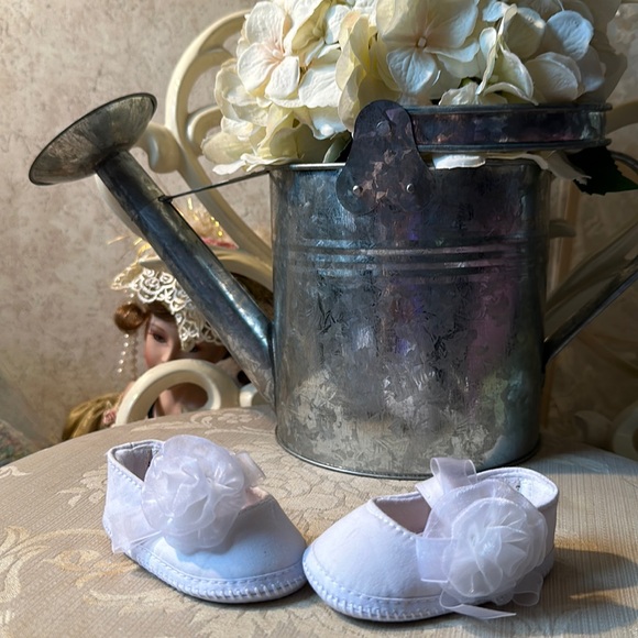 NB baby booties in white with delicate flowers made out organza - Picture 2 of 5